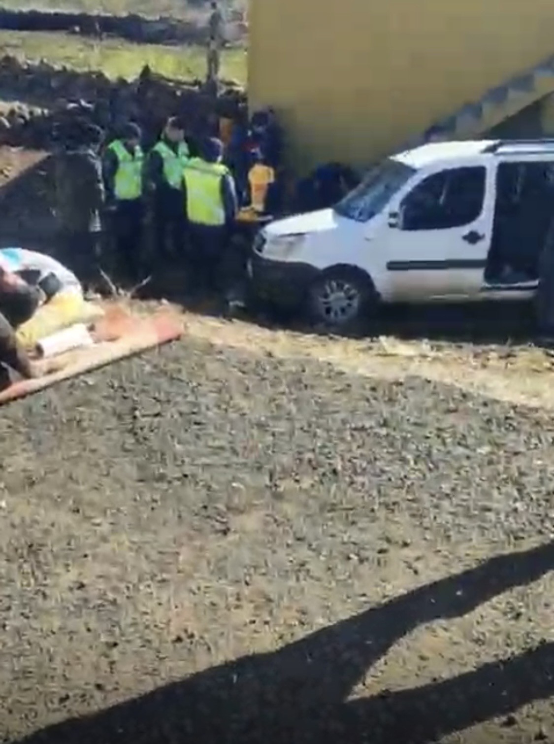 diyarbakirda arac evin duvarina carpti 2 yarali 1 3hYiXKAF