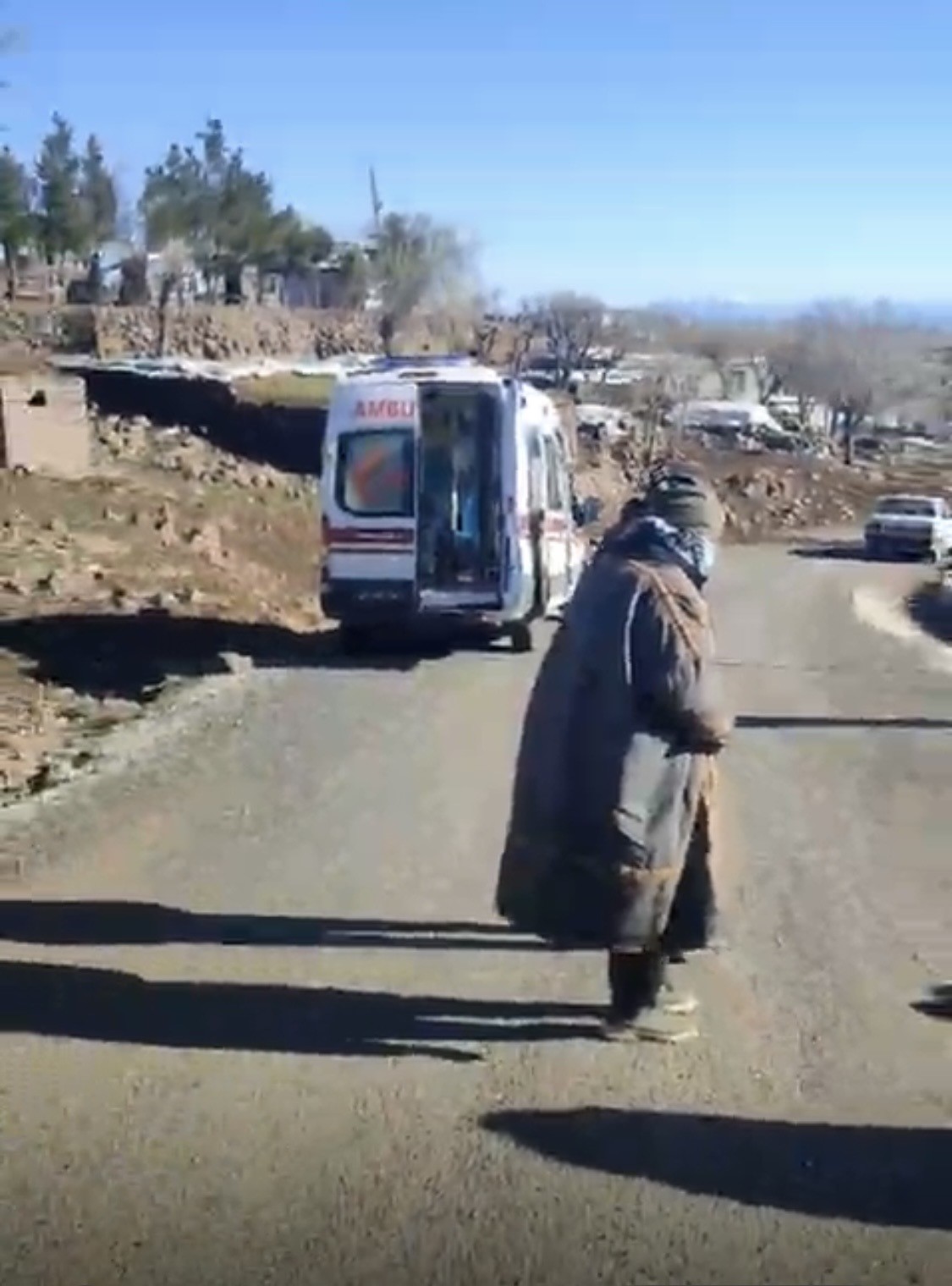 diyarbakirda arac evin duvarina carpti 2 yarali 3 RluWsSrL