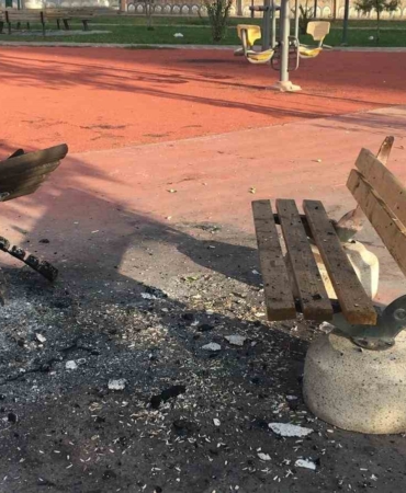 diyarbakirda-bazi-parklarda-oturma-banklari-yakildi-J62yCDXi.jpg
