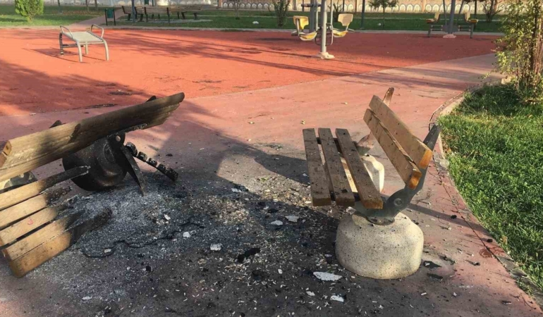 diyarbakirda-bazi-parklarda-oturma-banklari-yakildi-J62yCDXi.jpg