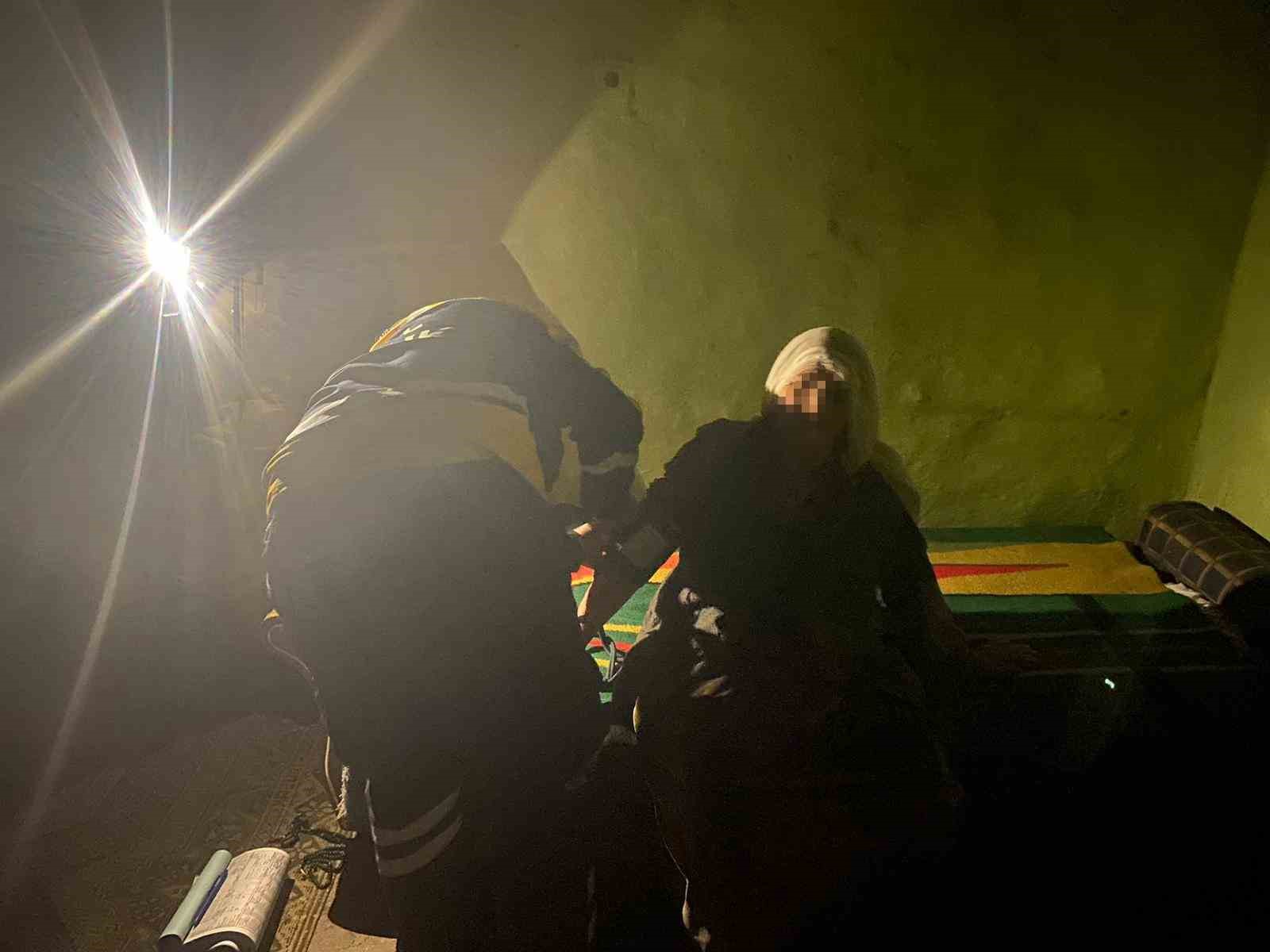 diyarbakirda belediye ve saglik ekipleri yolu kapali koydeki yasli cifte boyle ulasti 0 cGu8Byr4