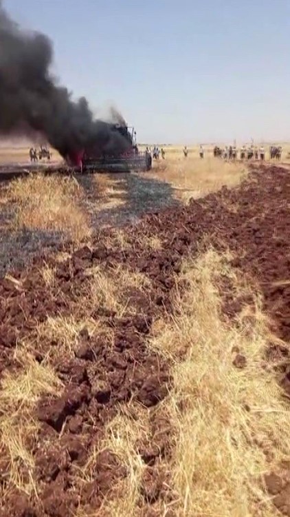 Diyarbakır’da biçerdöveri yanan Yozgatlı vatandaşa köylülerden destek: Biçerdöverin borcu için 800 bin lira topladılar 4 diyarbakirda bicerdoveri yanan yozgatli vatandasa koylulerden destek bicerdoverin borcu icin 800 bin lira topladilar vZYLpeiG