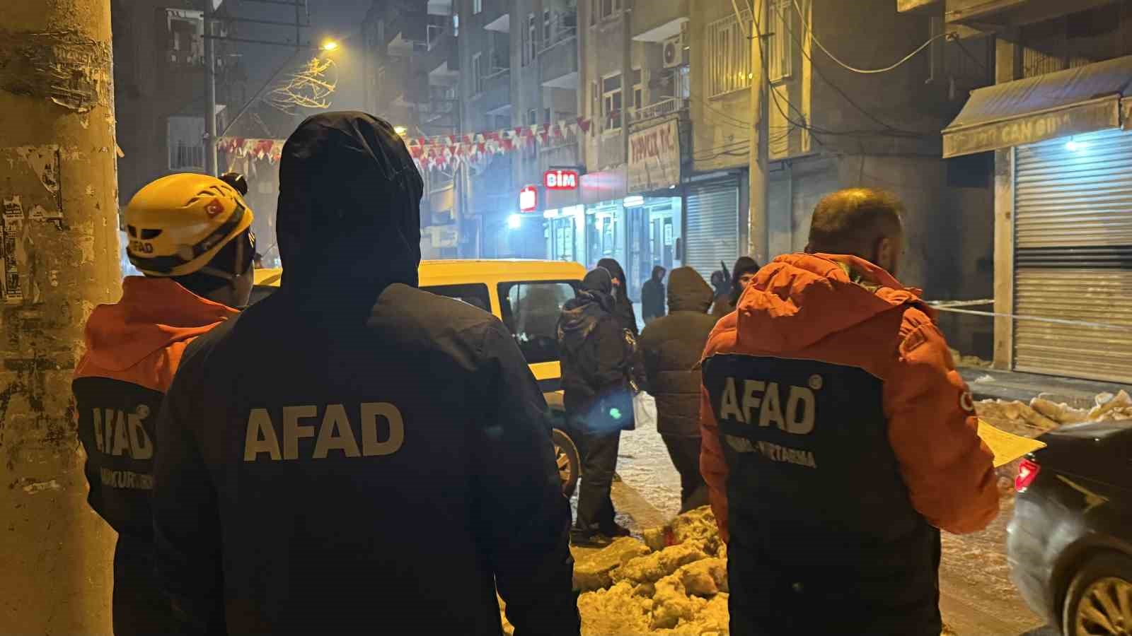 diyarbakirda binanin kolonu catladi 83 kisi tahliye edildi 5 CqX3heMf