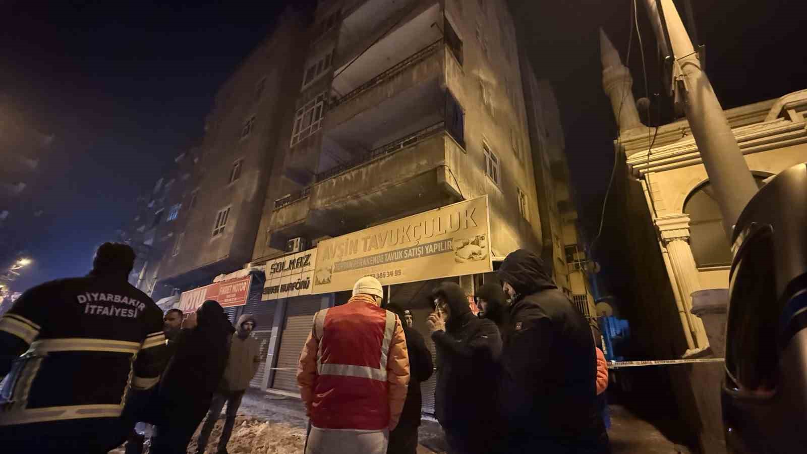 diyarbakirda binanin kolonu catladi 83 kisi tahliye edildi 6 PgRmjlbF