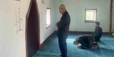 diyarbakirda-bir-caminin-mihrap-kismindaki-duvardan-cikan-bitkinin-yapraklari-yeserdi-3qIHdO5j.jpg