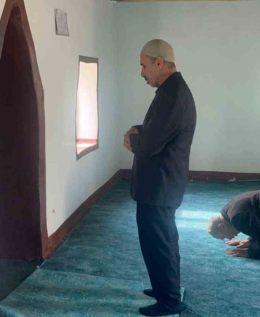 diyarbakirda-bir-caminin-mihrap-kismindaki-duvardan-cikan-bitkinin-yapraklari-yeserdi-3qIHdO5j.jpg