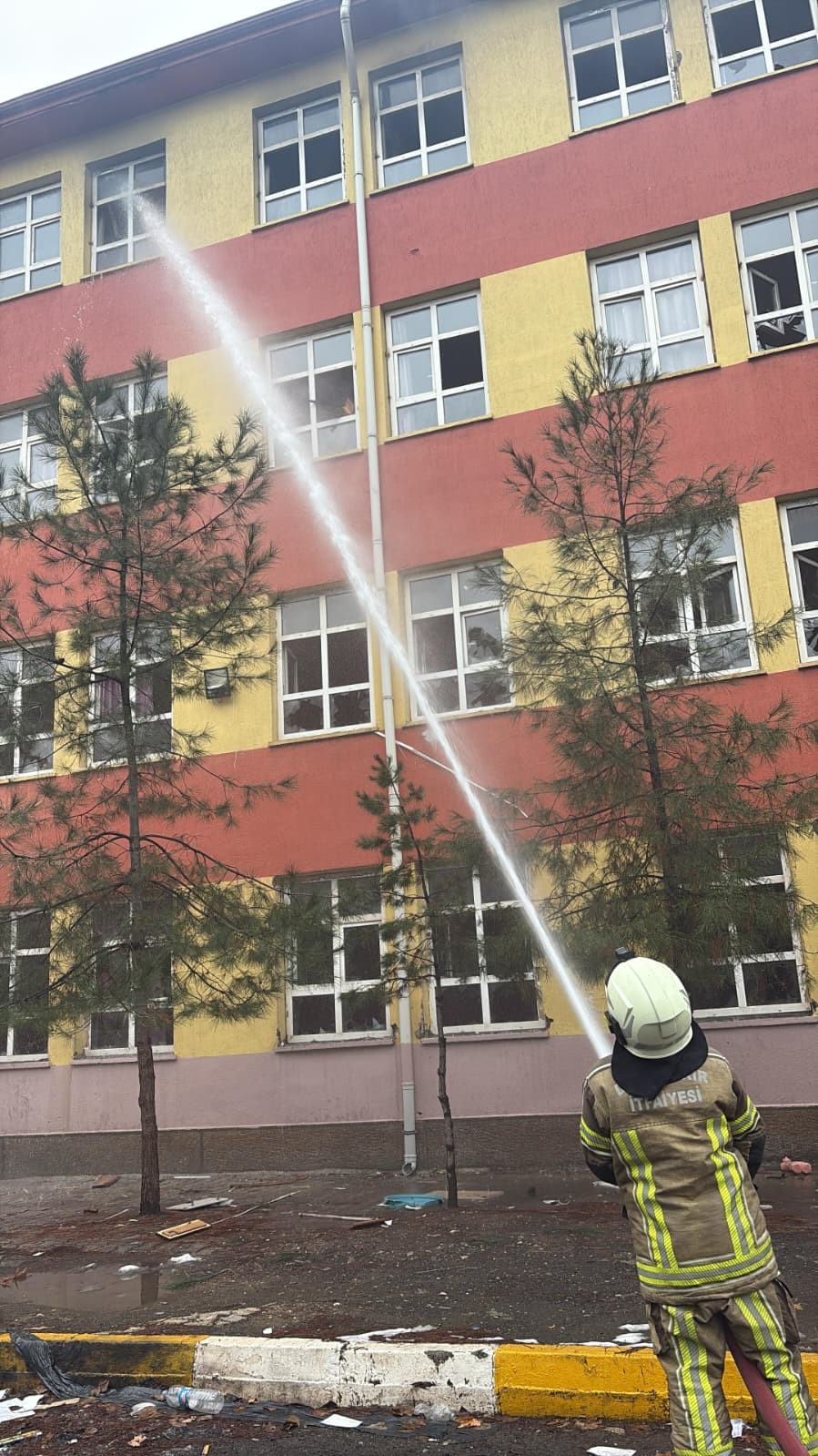 Diyarbakır’da boş okulda yangın 5 diyarbakirda bos okulda yangin 1 lPUVAPAg