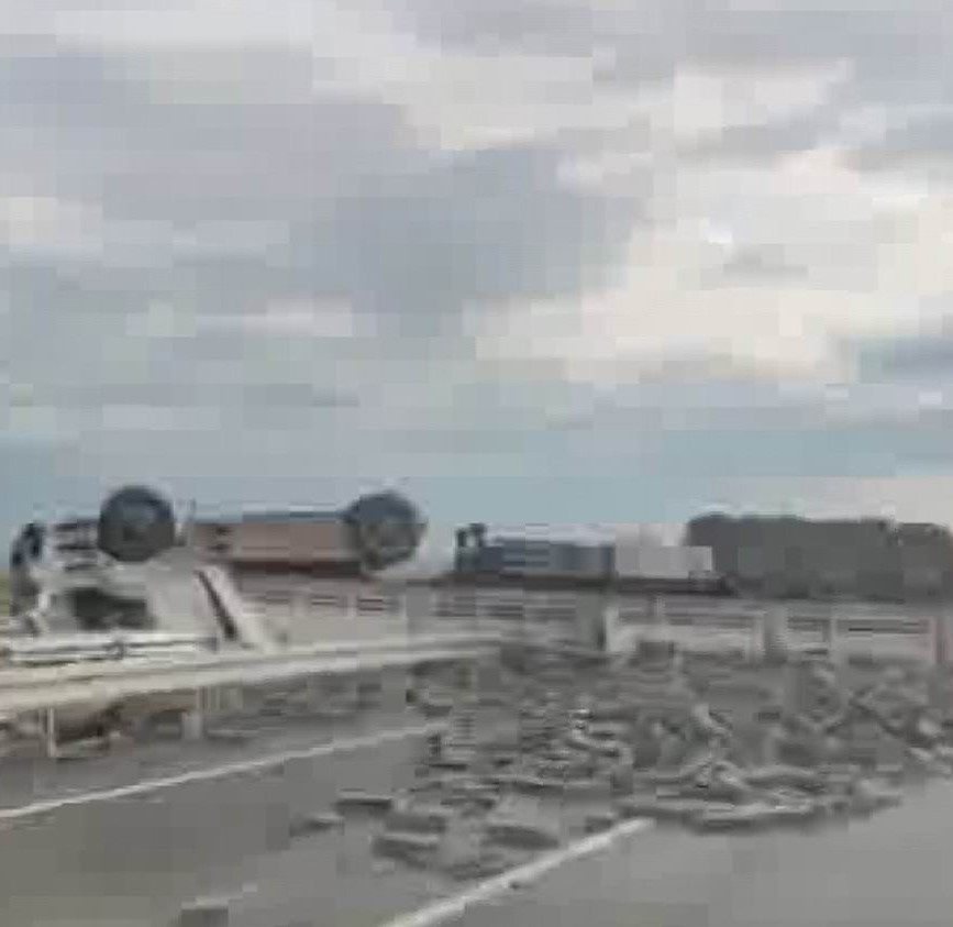 diyarbakirda briket yuklu tir yan yatti 1 yarali 0 WlZPRejp