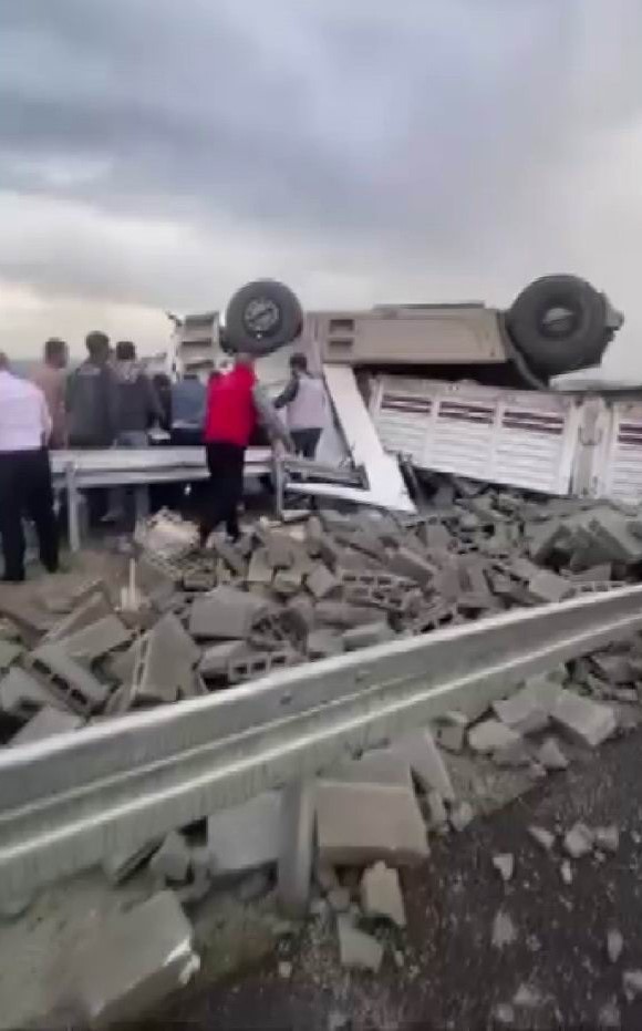 diyarbakirda briket yuklu tir yan yatti 1 yarali 1 za3T9HO8
