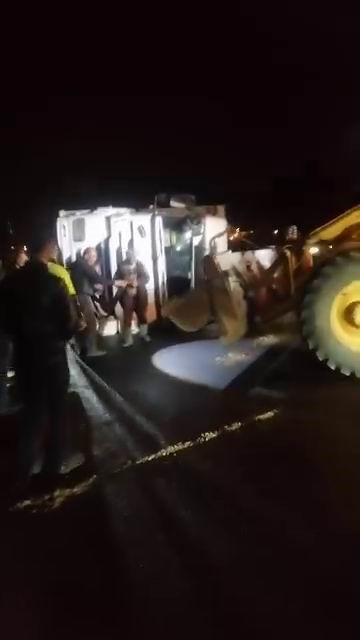 diyarbakirda bugday yuklu tir devrildi yol saatlerce kapali kaldi 0 CrTwaSPY