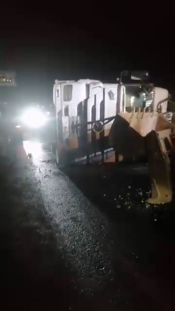 diyarbakirda bugday yuklu tir devrildi yol saatlerce kapali kaldi 1
