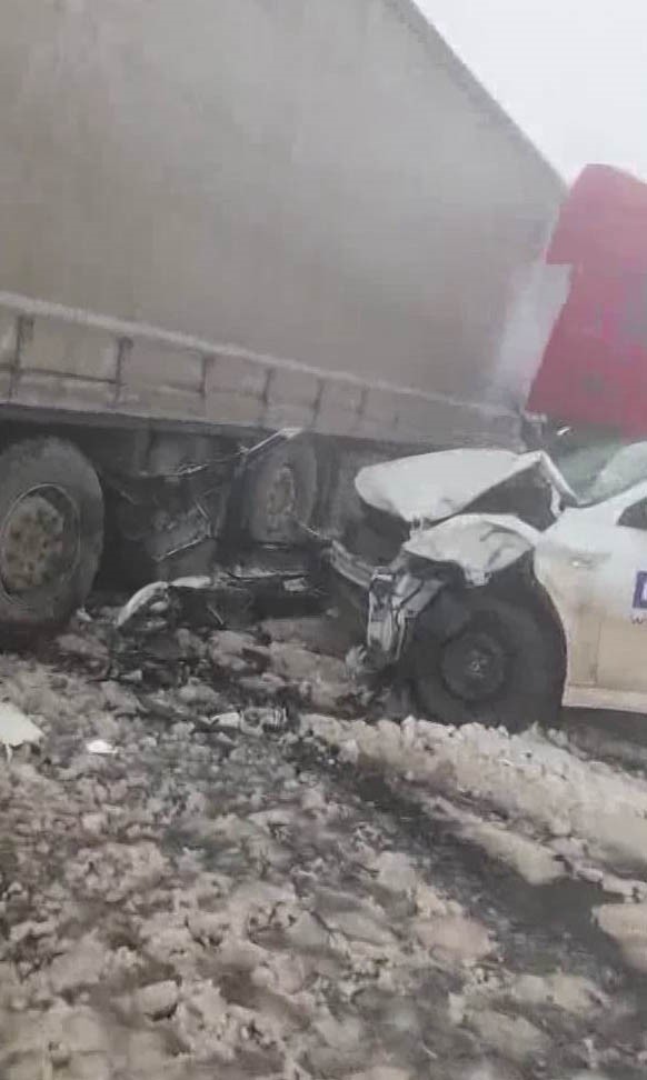 diyarbakirda buz tutan yolda zincirleme kaza 3 yarali 1 8FTbyN64