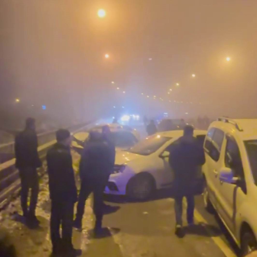 Diyarbakır’da buzlanma kazayı beraberinde getirdi: 4 yaralı 5 diyarbakirda buzlanma kazayi beraberinde getirdi 4 yarali 1 JQ6wKLpu