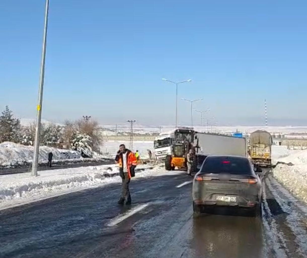 diyarbakirda buzlanma nedeniyle tir yoldan cikti 0 MTCfHFSw