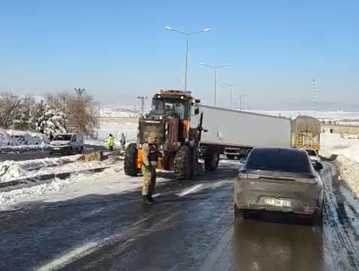 diyarbakirda buzlanma nedeniyle tir yoldan cikti 1 14h9cgT9