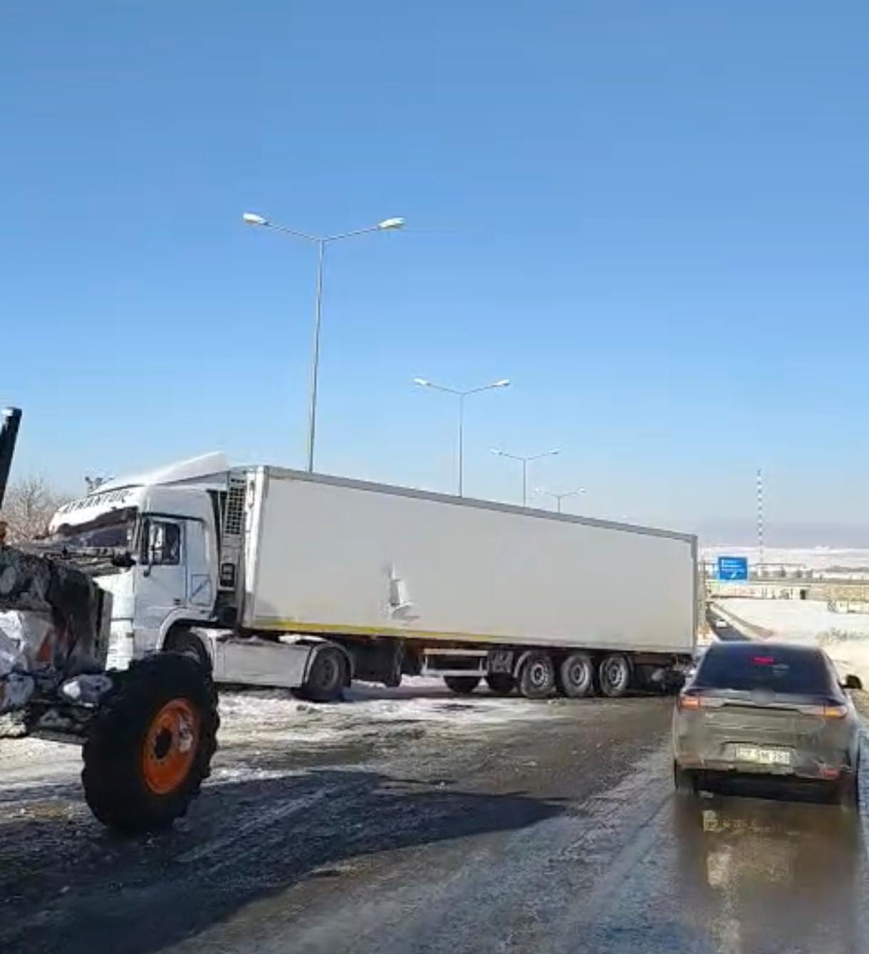 diyarbakirda buzlanma nedeniyle tir yoldan cikti 2 CAdpczkK