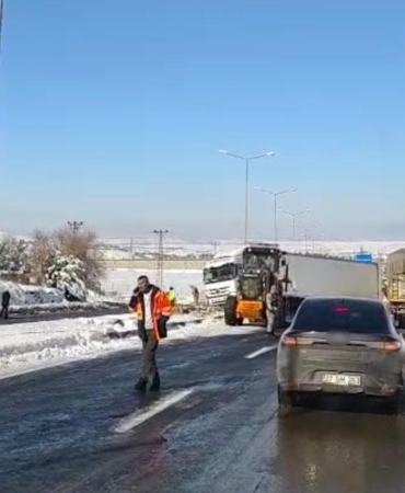 diyarbakirda-buzlanma-nedeniyle-tir-yoldan-cikti-WzYRRvYq.jpg