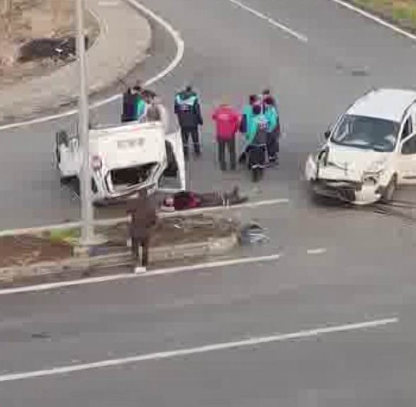 diyarbakirda carpisan araclardan biri ters dondu 2 yarali 0 SAEeg4dJ