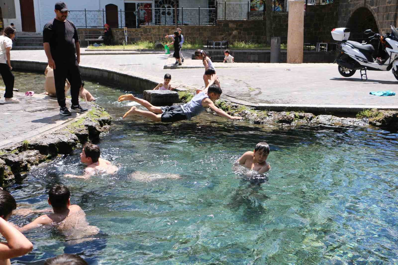 diyarbakirda cocuklar sus havuzunun yolunu tuttu 0 jfrJW4TG