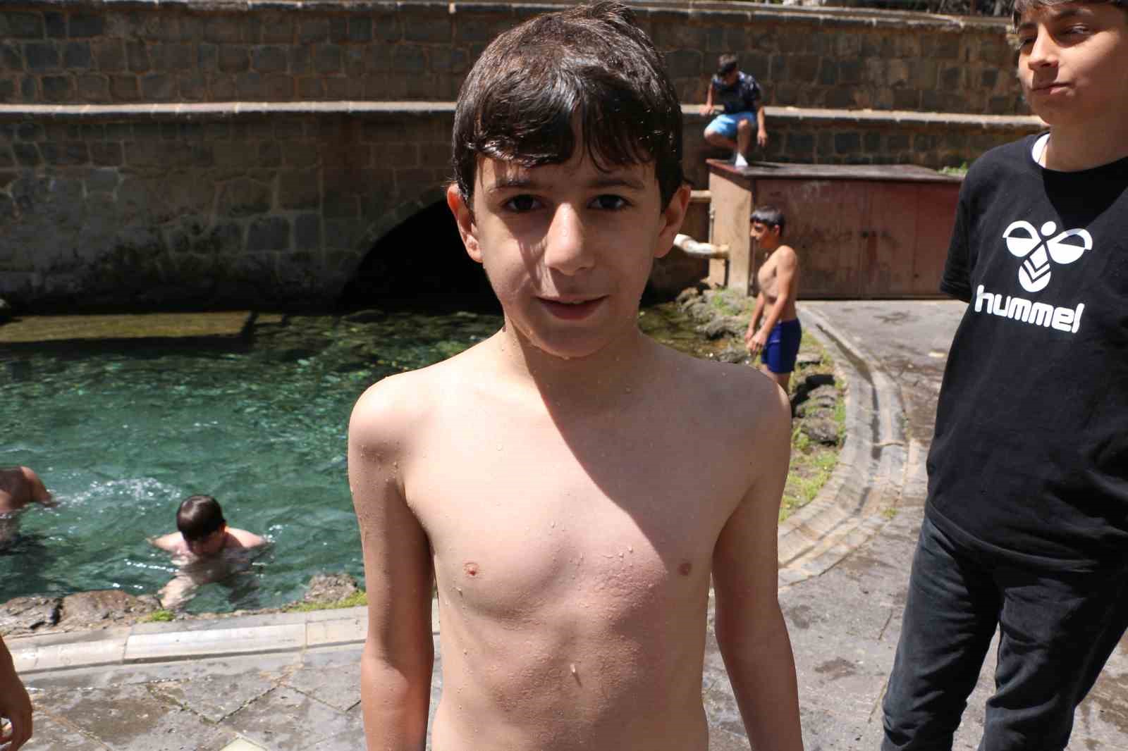 diyarbakirda cocuklar sus havuzunun yolunu tuttu 3 O2eGh8t2
