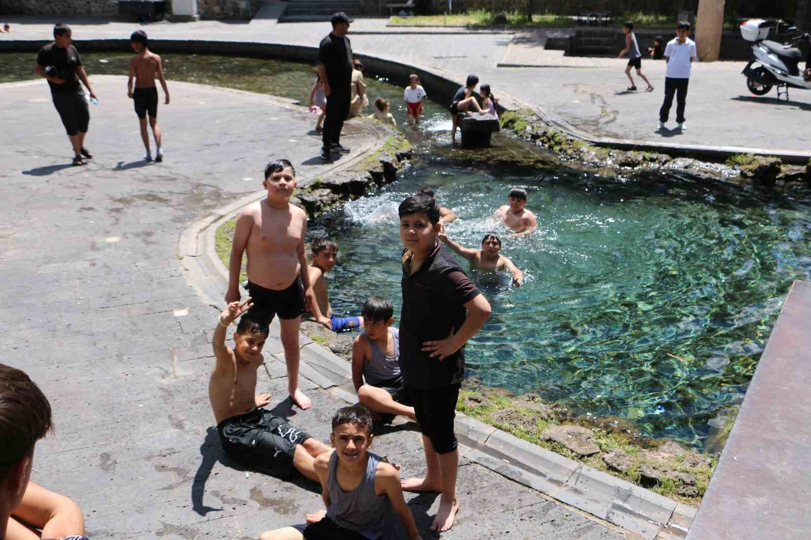 diyarbakirda cocuklar sus havuzunun yolunu tuttu 5