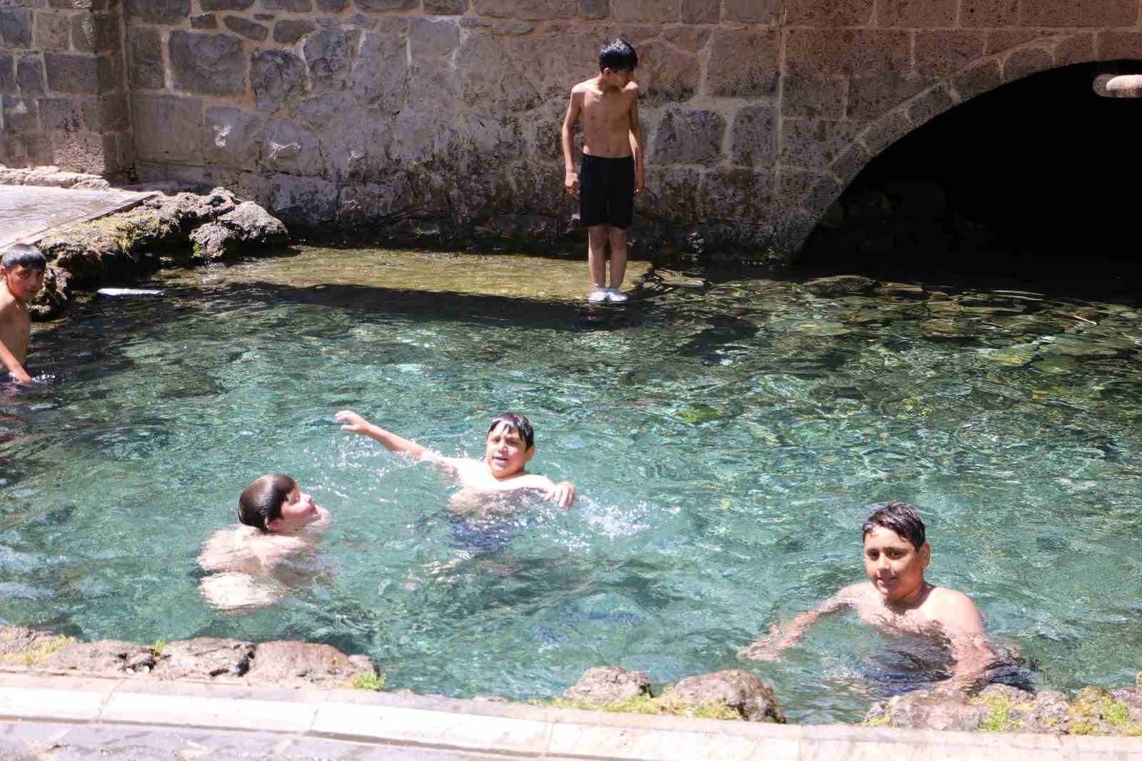 diyarbakirda cocuklar sus havuzunun yolunu tuttu 6 gOEXyPP5