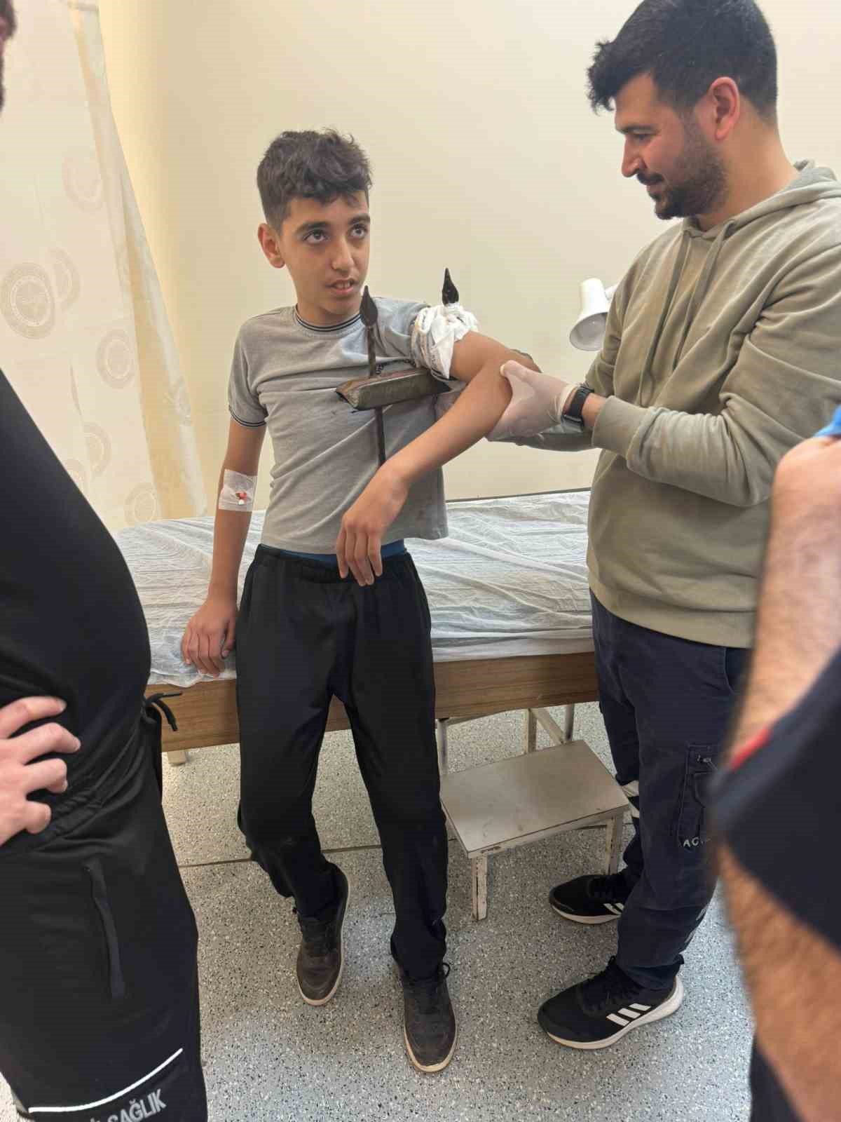 Diyarbakır’da demir korkuluk, küçük çocuğun koluna saplandı 4 diyarbakirda demir korkuluk kucuk cocugun koluna saplandi 0 2tRn9QPp
