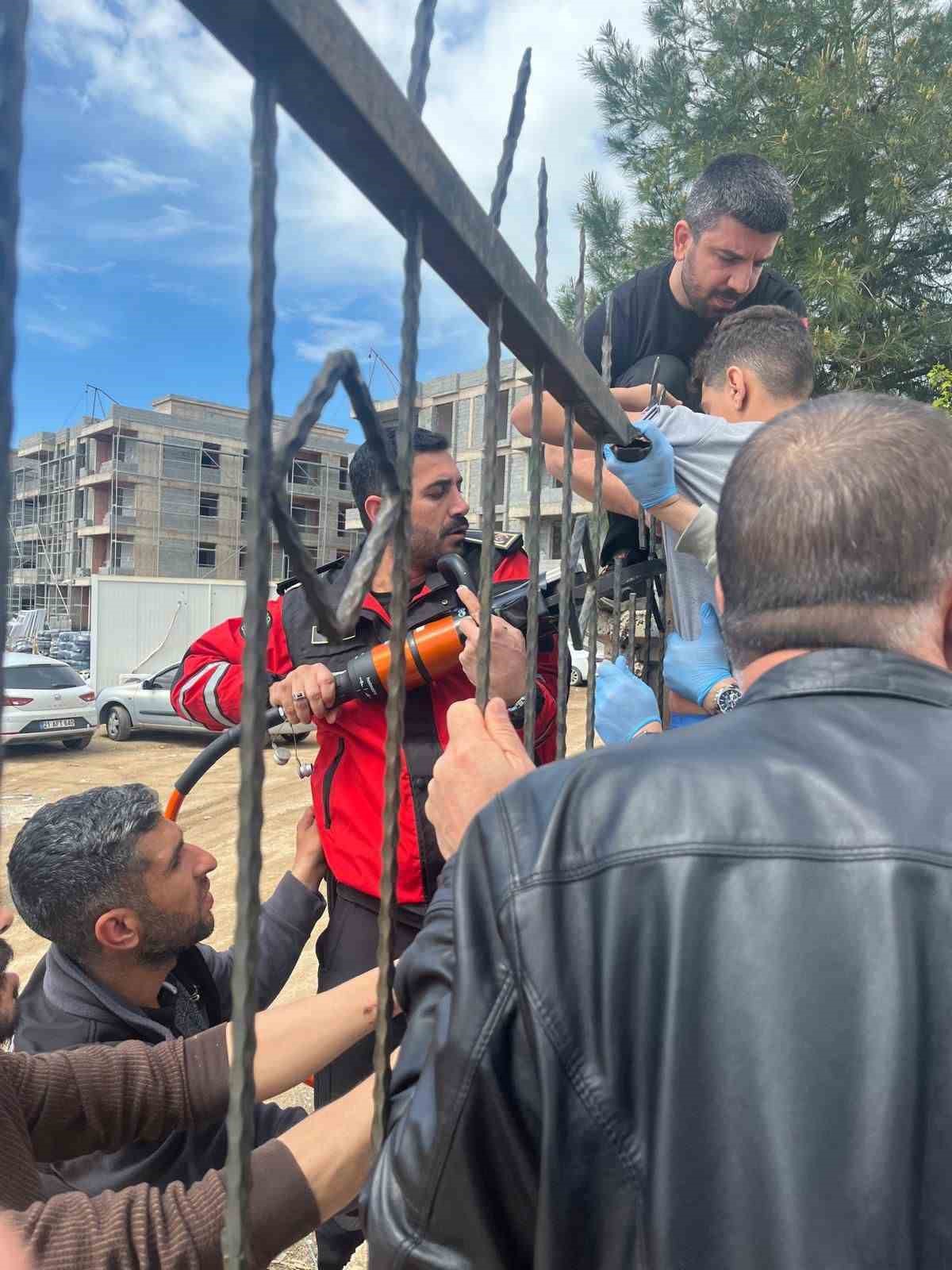 Diyarbakır’da demir korkuluk, küçük çocuğun koluna saplandı 5 diyarbakirda demir korkuluk kucuk cocugun koluna saplandi 1 NdiFfkR2