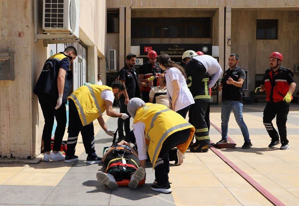 Diyarbakır’da deprem ve yangın tatbikatı 8 diyarbakirda deprem ve yangin tatbikati 4 XALc3C8k