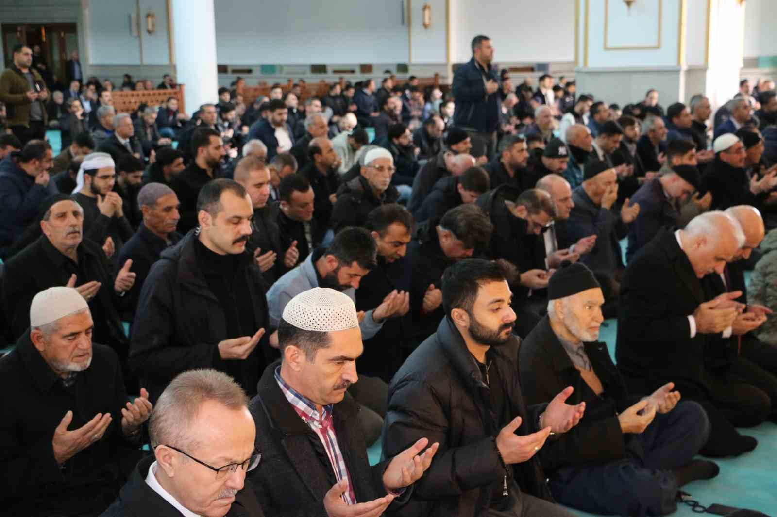 diyarbakirda depremde hayatini kaybeden vatandaslar icin mevlit okutuldu 1 1XTcmfZy