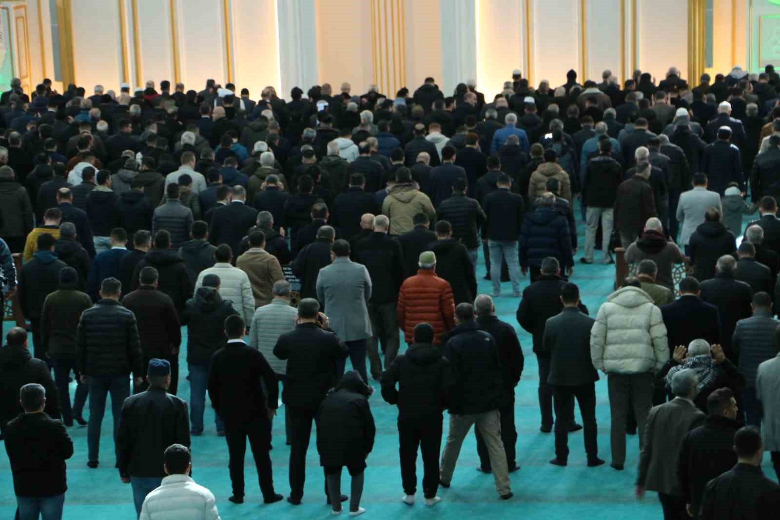 diyarbakirda depremde hayatini kaybeden vatandaslar icin mevlit okutuldu 4 VgUzuKU6
