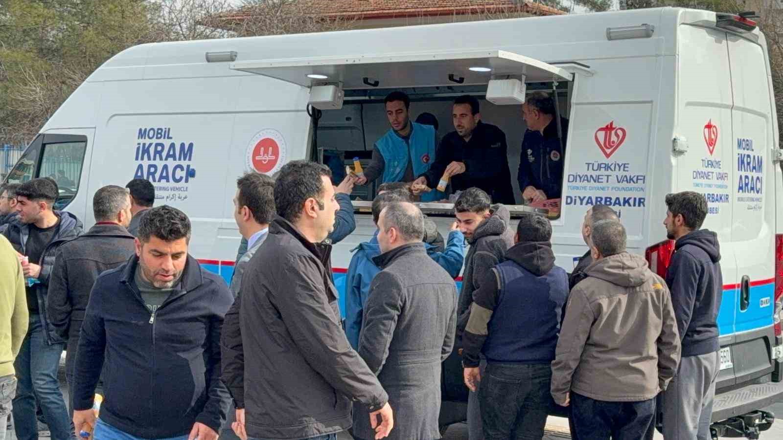 diyarbakirda depremde hayatini kaybeden vatandaslar icin mevlit okutuldu 5 7VOVv4jd