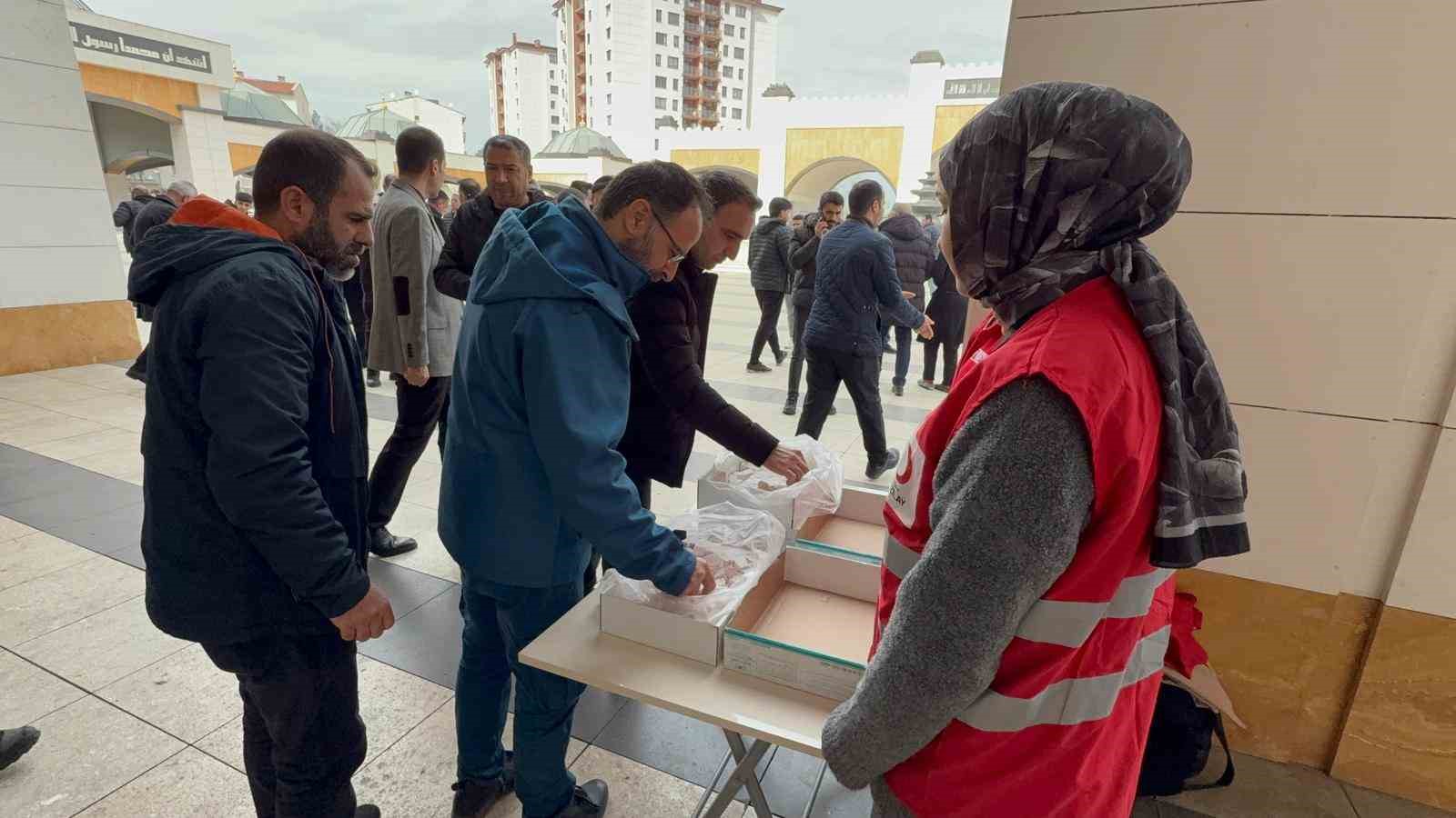 diyarbakirda depremde hayatini kaybeden vatandaslar icin mevlit okutuldu 6