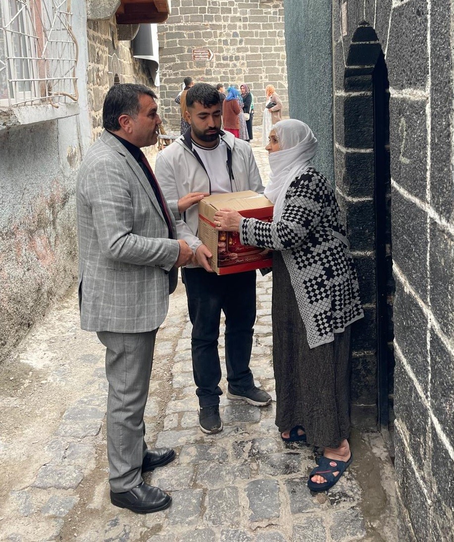 diyarbakirda devlet bahceli adina ramazan kolisi dagitildi 8 tWS42DXh