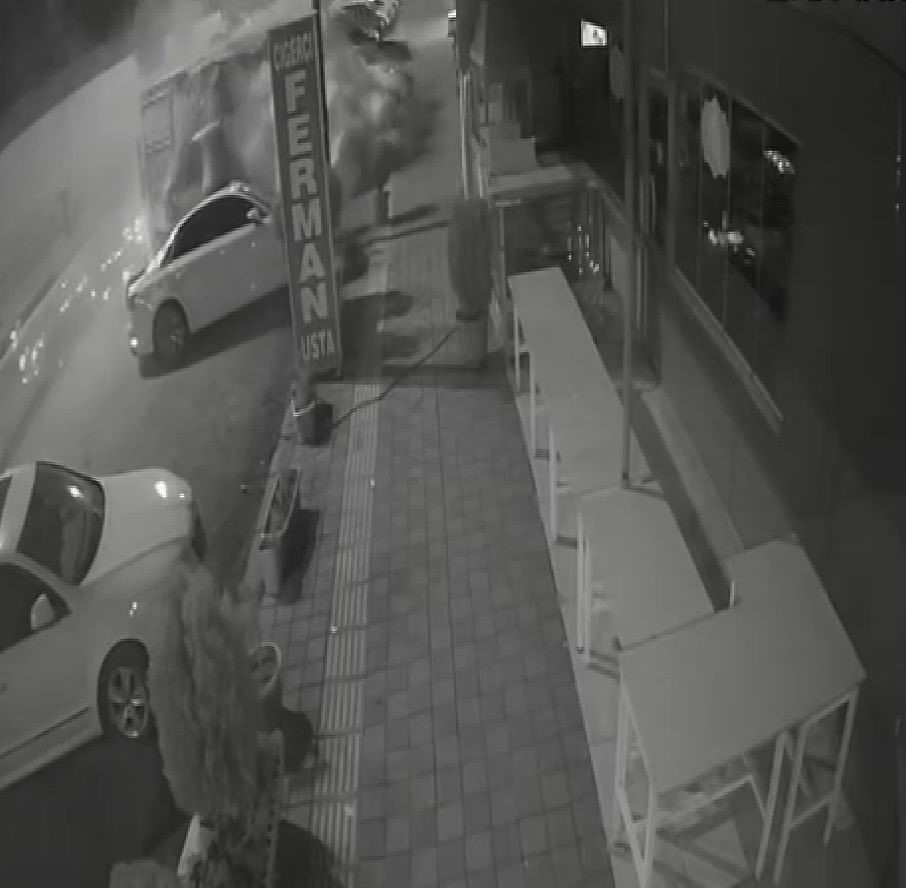 Diyarbakır’da devrilen tırın 7 araca çarpma anı kameraya yansıdı 4 diyarbakirda devrilen tirin 7 araca carpma ani kameraya yansidi 0 818jOnaW
