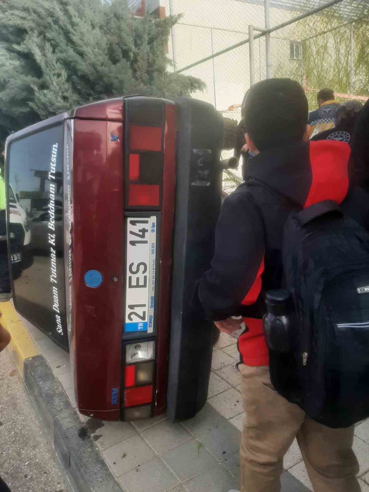 Diyarbakır’da drift atan sürücü kaldırımda yürüyen öğrencilere çarptı: 2 yaralı 4 diyarbakirda drift atan surucu kaldirimda yuruyen ogrencilere carpti 2 yarali 0 9JcQOEXe