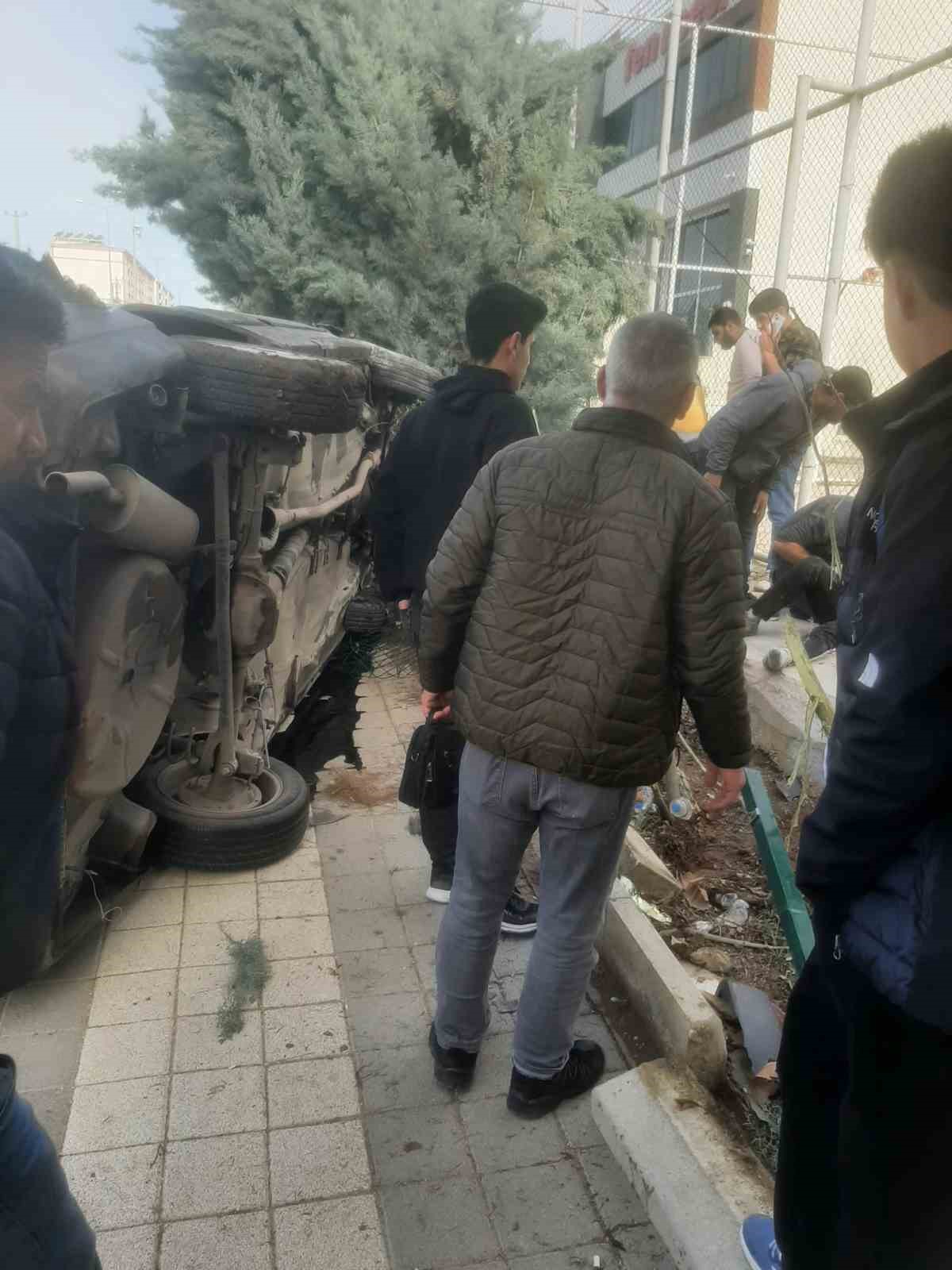 Diyarbakır’da drift atan sürücü kaldırımda yürüyen öğrencilere çarptı: 2 yaralı 5 diyarbakirda drift atan surucu kaldirimda yuruyen ogrencilere carpti 2 yarali 1 7L3z4Lnh