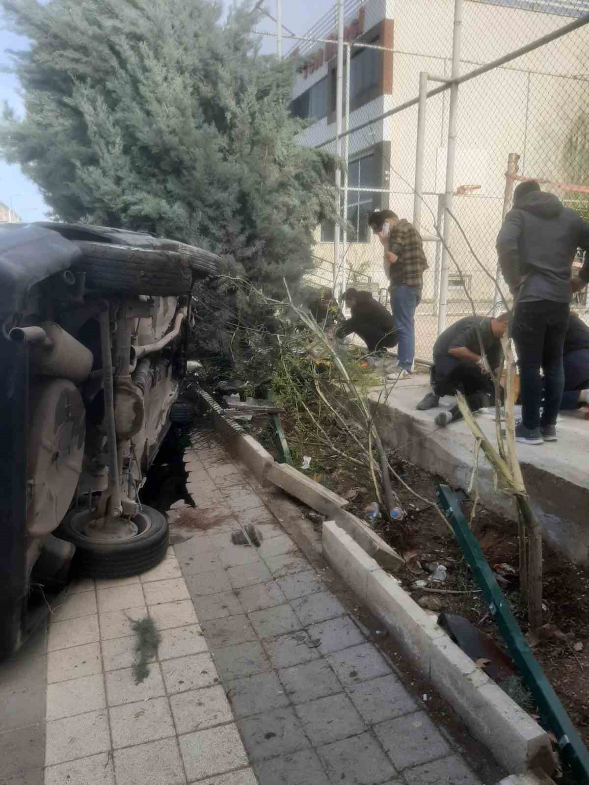 Diyarbakır’da drift atan sürücü kaldırımda yürüyen öğrencilere çarptı: 2 yaralı 6 diyarbakirda drift atan surucu kaldirimda yuruyen ogrencilere carpti 2 yarali 2 O7eVRZzW