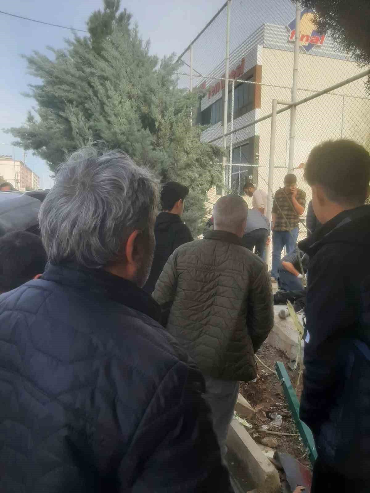 Diyarbakır’da drift atan sürücü kaldırımda yürüyen öğrencilere çarptı: 2 yaralı 7 diyarbakirda drift atan surucu kaldirimda yuruyen ogrencilere carpti 2 yarali 3