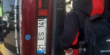 diyarbakirda-drift-atan-surucu-kaldirimda-yuruyen-ogrencilere-carpti-2-yarali-L5uXGD49.jpg