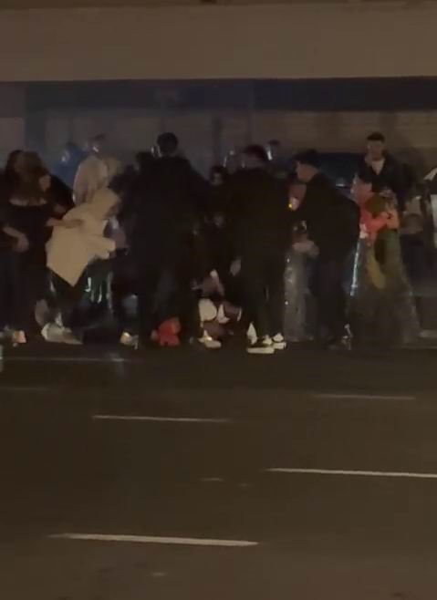 diyarbakirda dugun sonrasi kavga damat yerde yatan sahsa siper oldu 1 gUAgPATW
