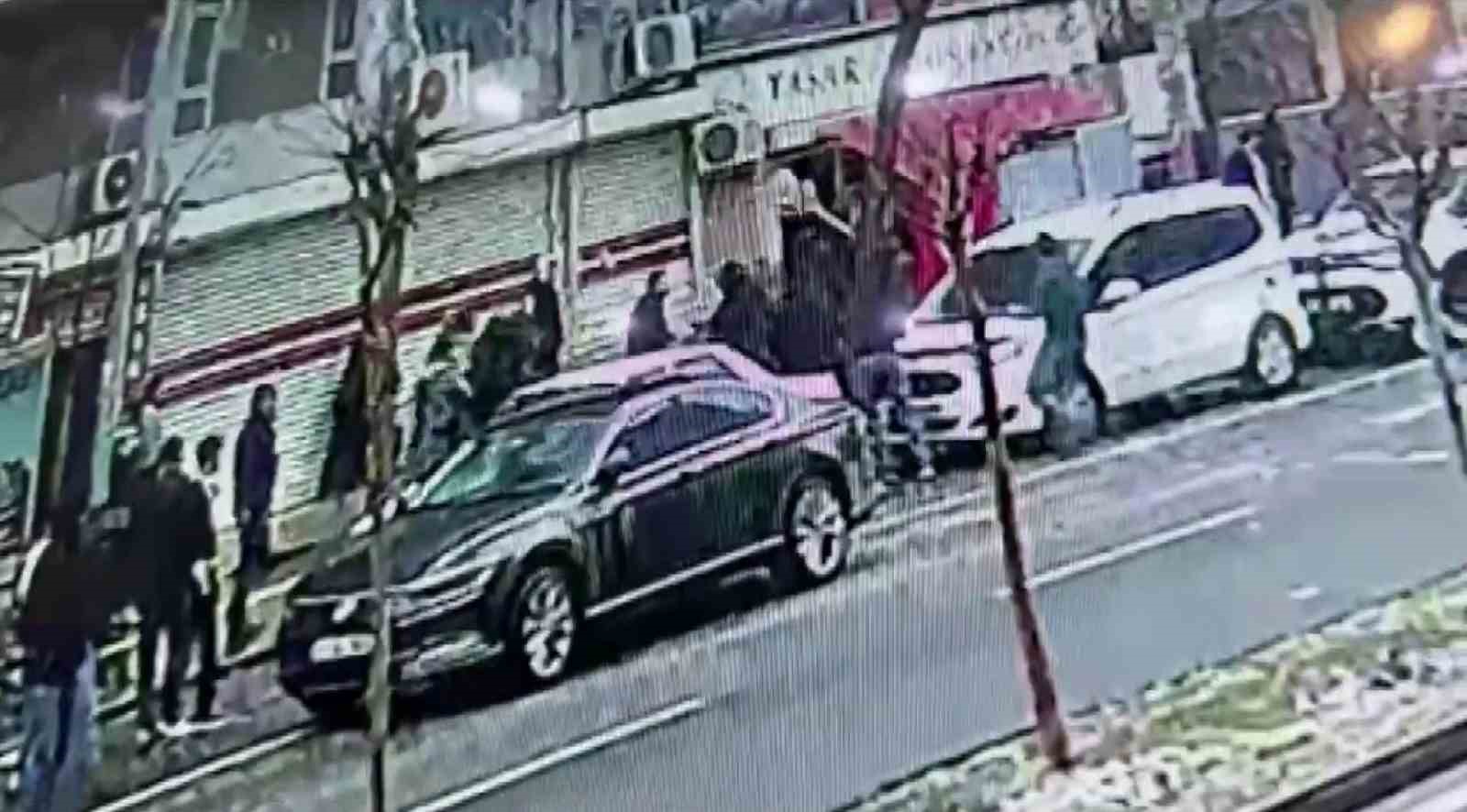 Diyarbakır’da düğünde karşılaşan husumetli ailelerin kavgası sokağa taştı 4 diyarbakirda dugunde karsilasan husumetli ailelerin kavgasi sokaga tasti 0 H2EejfC2