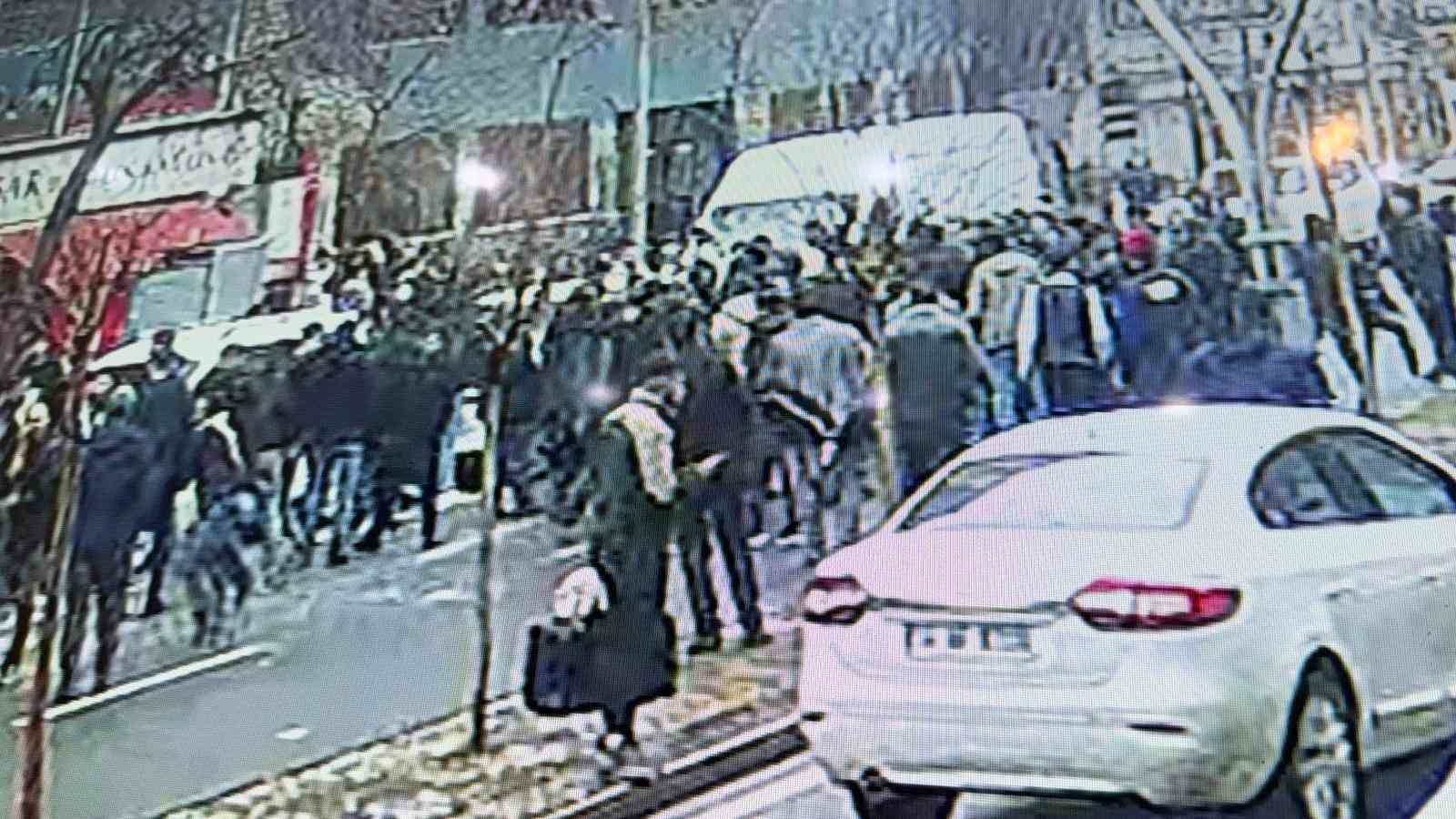 Diyarbakır’da düğünde karşılaşan husumetli ailelerin kavgası sokağa taştı 5 diyarbakirda dugunde karsilasan husumetli ailelerin kavgasi sokaga tasti 1 cjj6dZT9