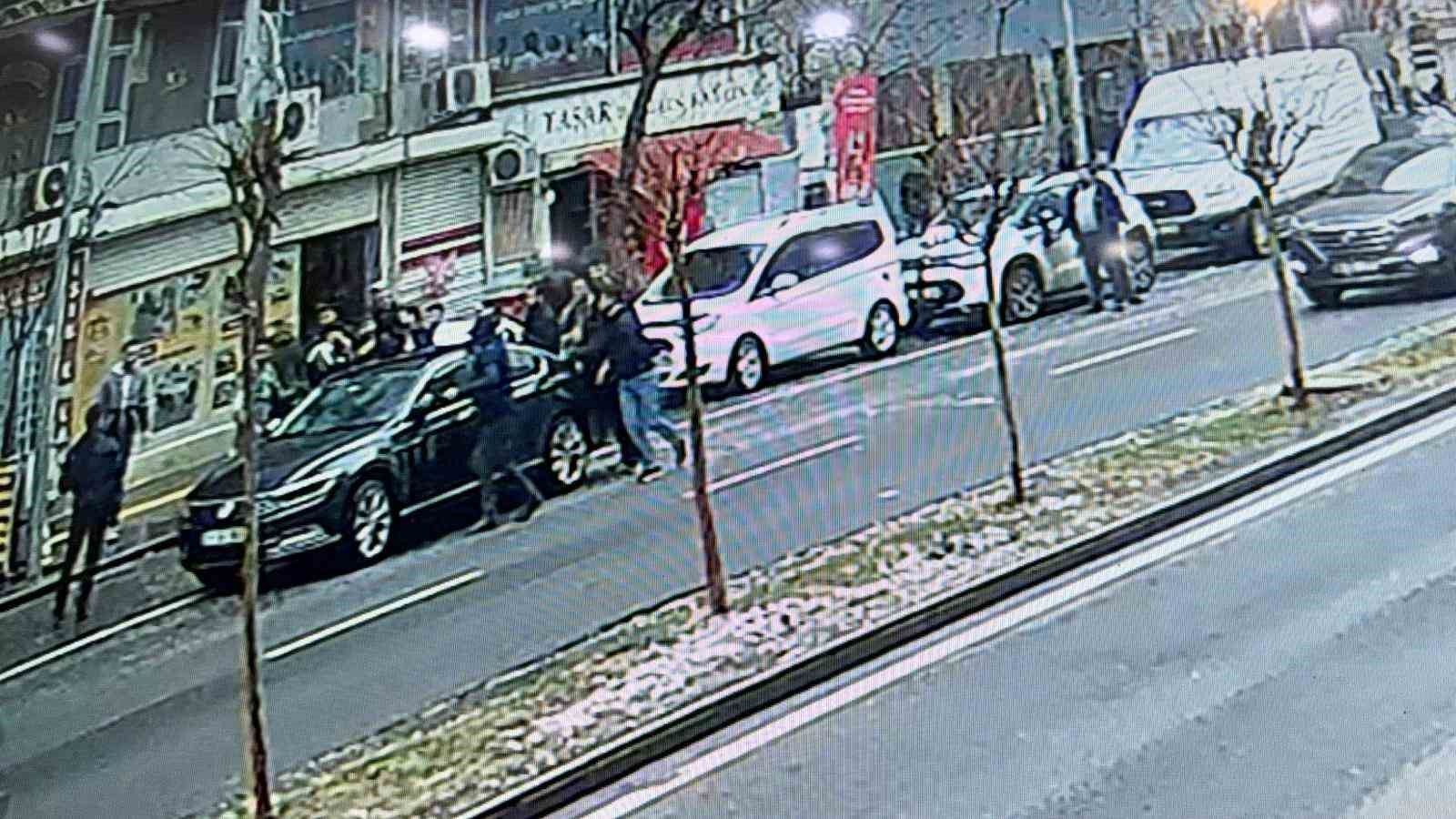 Diyarbakır’da düğünde karşılaşan husumetli ailelerin kavgası sokağa taştı 6 diyarbakirda dugunde karsilasan husumetli ailelerin kavgasi sokaga tasti 2 6eOijpsy