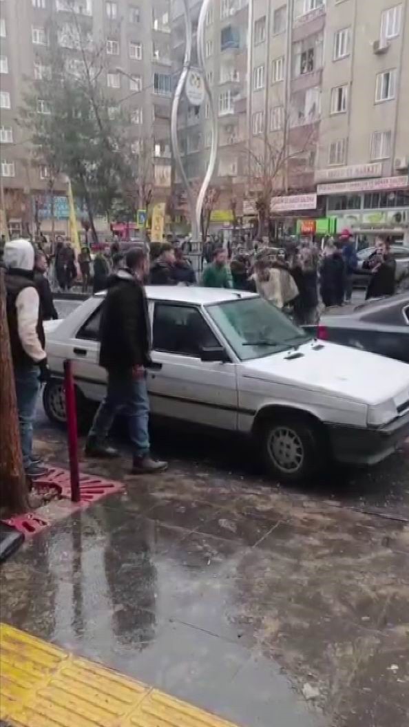 Diyarbakır’da düğünde karşılaşan husumetli ailelerin kavgası sokağa taştı 7 diyarbakirda dugunde karsilasan husumetli ailelerin kavgasi sokaga tasti 3 dA1lM6sR