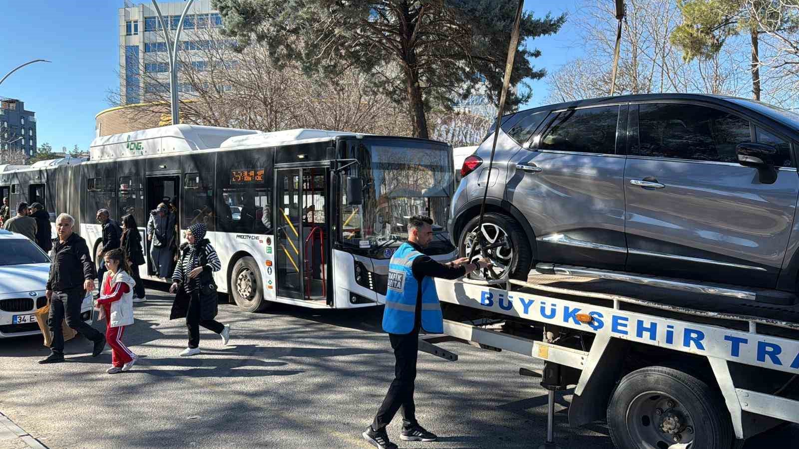 diyarbakirda durak onlerine park eden araclar cekildi 0