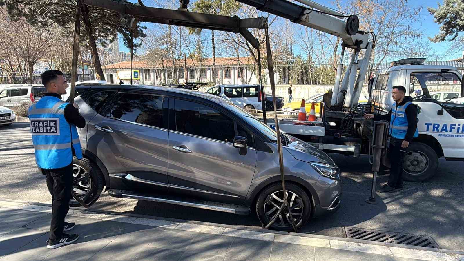 diyarbakirda durak onlerine park eden araclar cekildi 2 Pqi9jySE
