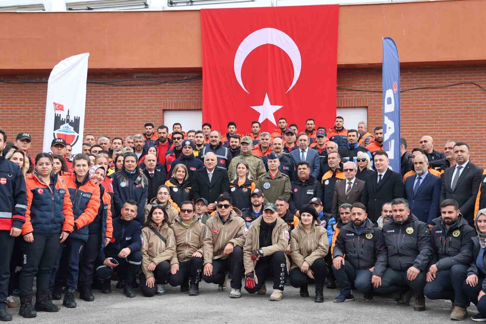 diyarbakirda egitimlerini tamamlayan arama kurtarma ekiplerine pec takildi 0 lQchKkAH