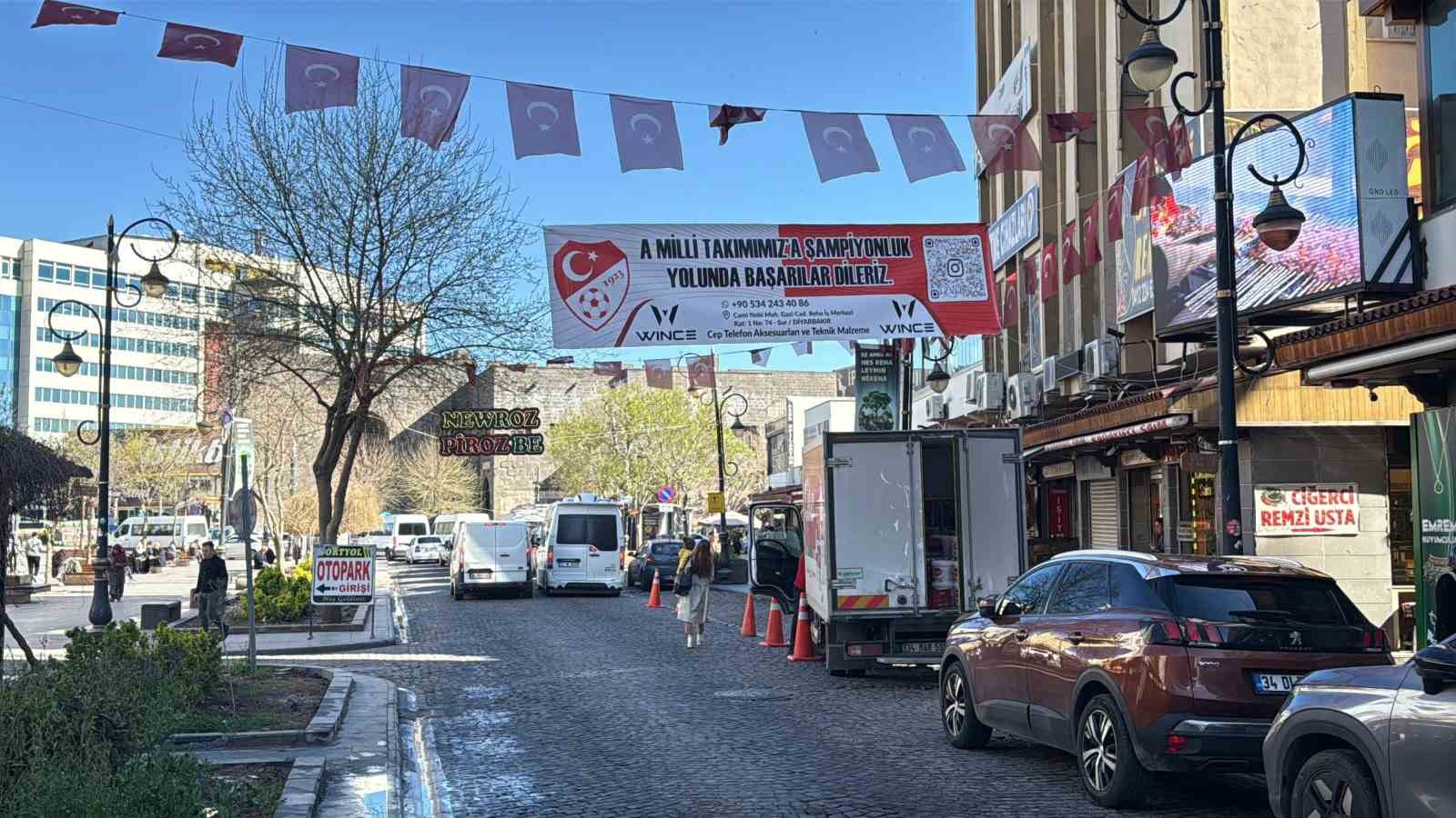 Diyarbakır’da esnaftan A Milli Futbol Takıma destek 5 diyarbakirda esnaftan a milli futbol takima destek 1 vUVNK2n2