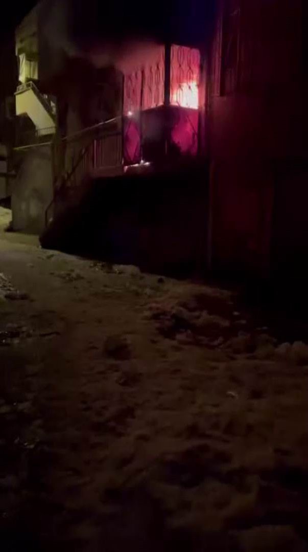 Diyarbakır’da ev yangını: 2 kişi dumandan etkilendi, feryatlar yürekleri dağladı 5 diyarbakirda ev yangini 2 kisi dumandan etkilendi feryatlar yurekleri dagladi 1 Rv3htbkk